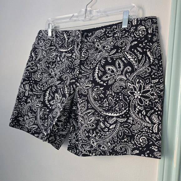 TALBOTS Weekend Short SHORTS Black White Button Floral NWT NEW size 14P - Picture 2 of 8